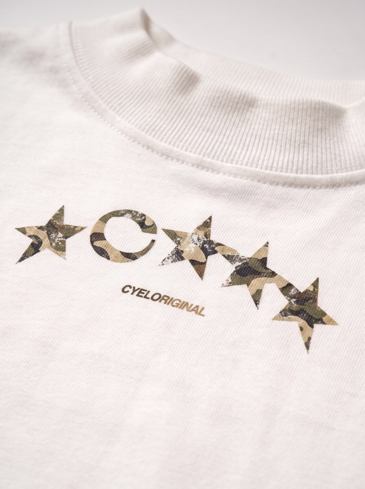 Tee Étoiles — Blanc, logo beige